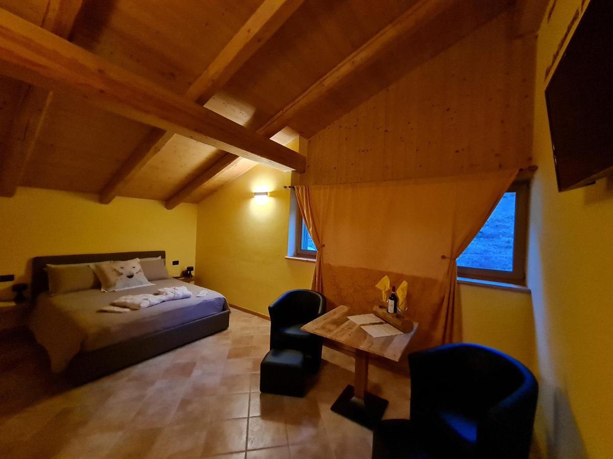 Chalet Chapeau Rar Castel Condino Bagian luar foto